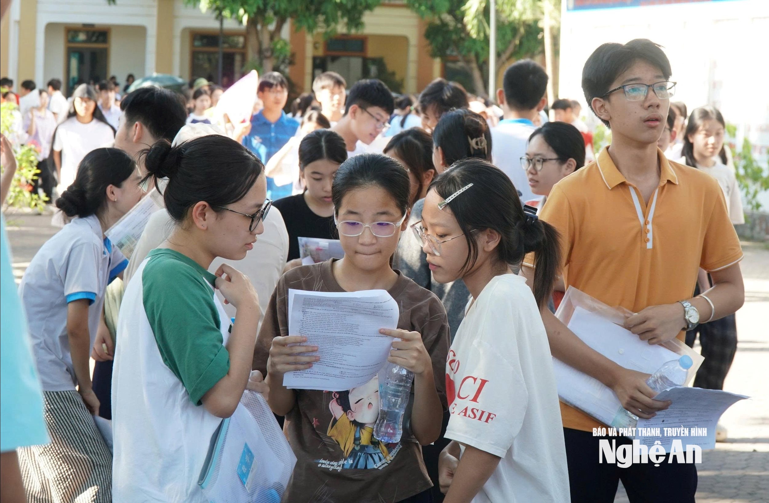 Thí sinh trao đổi bài sau khi hoàn thành môn Tiếng Anh. Ảnh - Mỹ Hà