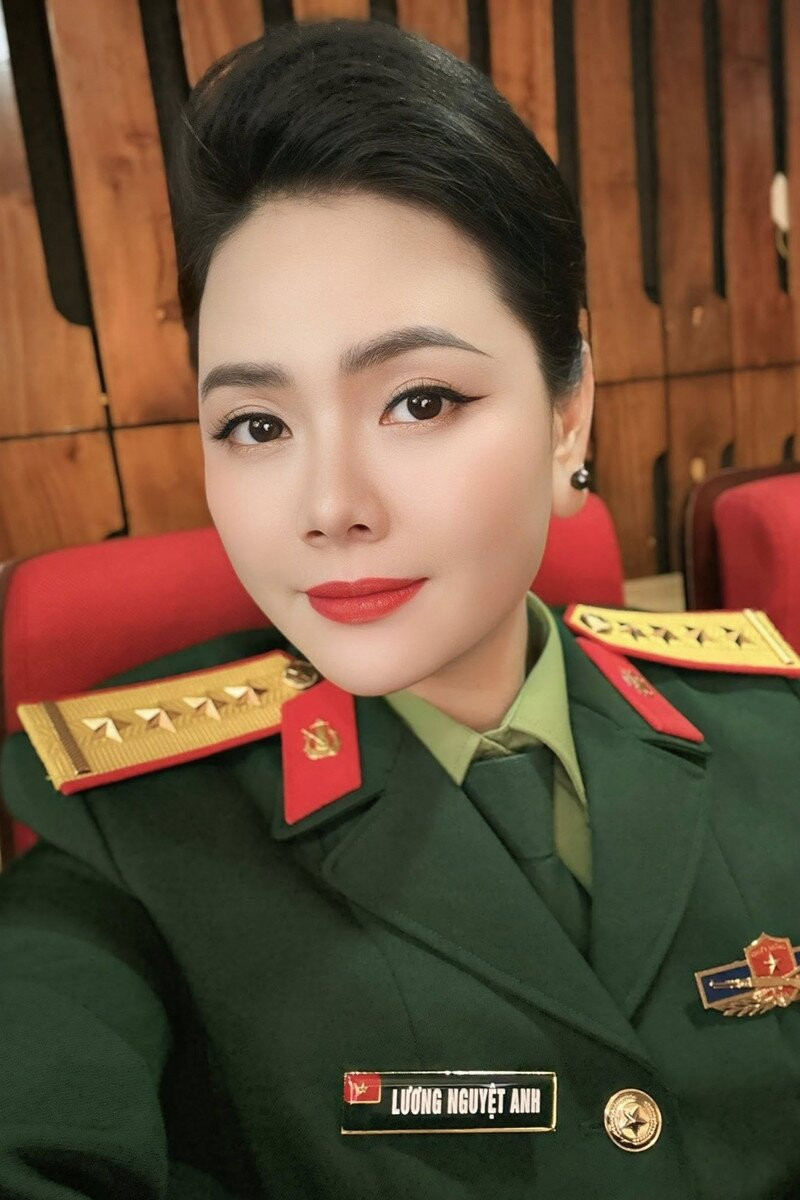 Nữ ca sĩ Lương Nguyệt Anh trong trang phục quân đội