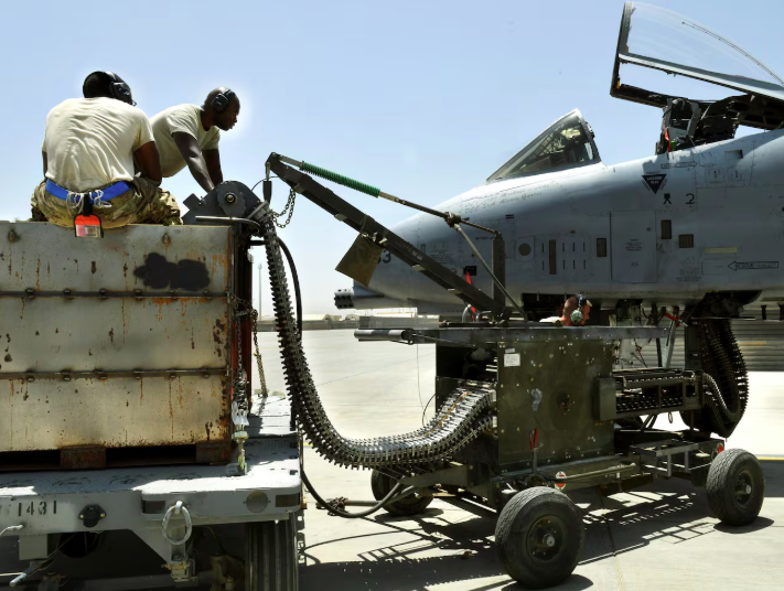 Hệ thống tiếp đạn cho pháo xoay 30mm trên máy bay cường kích A-10 Thunderbolt II.