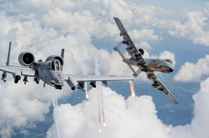 Cặp máy bay cường kích A-10 Thunderbolt II thực hiện bay huấn luyện tại Mỹ năm 2014.