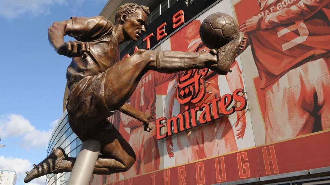 Tượng Dennis Bergkamp bên ngoài sân Emirates