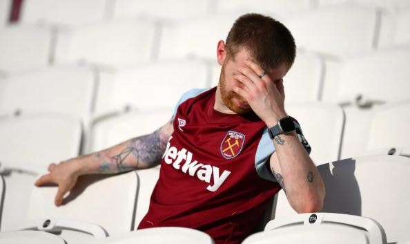 Người hâm mộ West Ham thất vọng sau khi đội nhà xuống hạng.