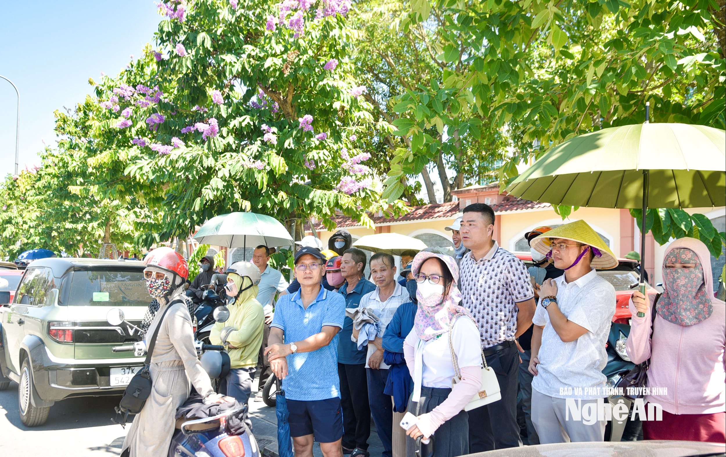 Dưới cái nắng gay gắt sáng 26/5, đông đảo phụ huynh đứng chờ bên ngoài điểm thi. Những chiếc ô, mũ rộng vành, áo chống nắng trở thành “vật bất ly thân” trong buổi thi cuối cùng vào lớp 10 ở Nghệ An.
