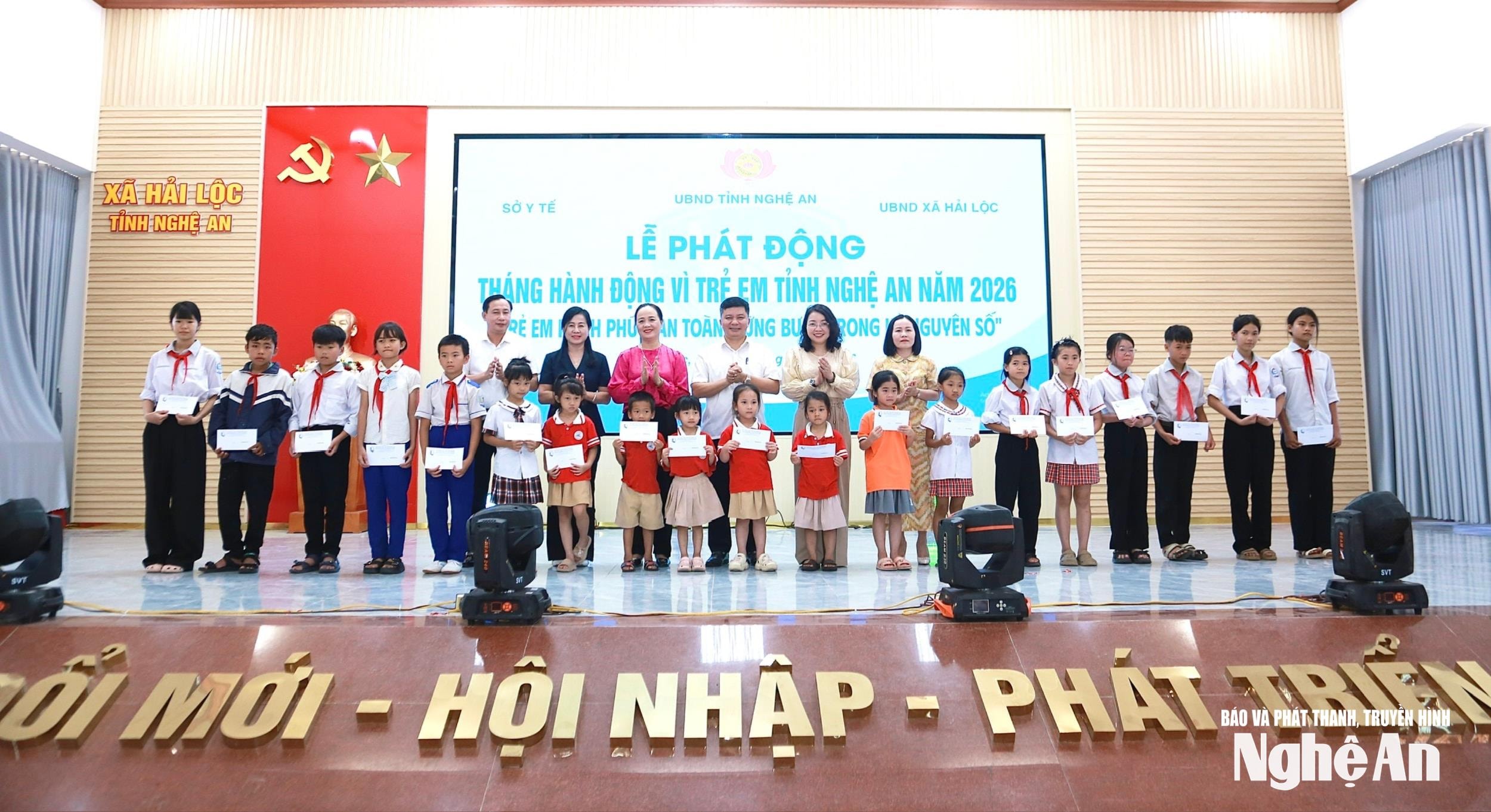 bna_-dai-dien-cac-cap-nganh-trao-qua-cho-tre-em-co-hoan-canh-kho-khan-tren-dia-ban-xa-hai-loc-a05cb5fc47d2a39195d4967fea983879(1).jpg
