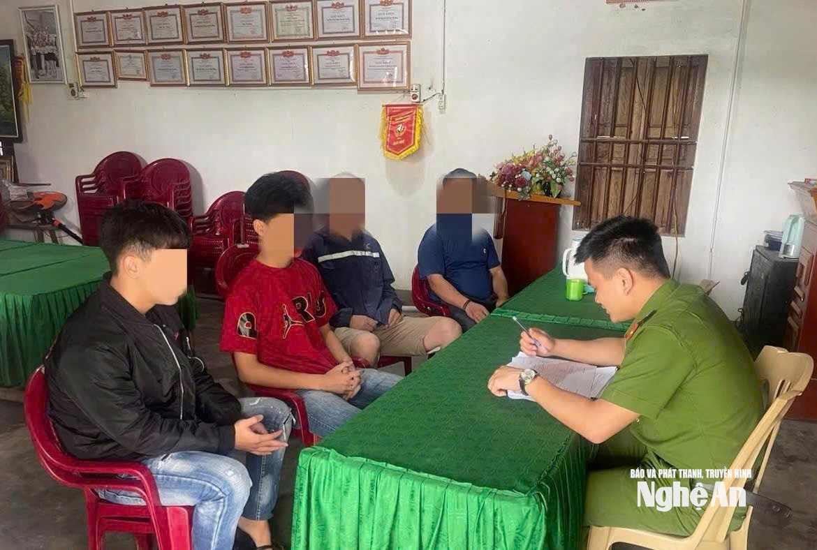bna_cong-an-xa-tam-hop-trao-doi-voi-thanh-thieu-nien-chua-ngoan-tren-dia-ban.jpg