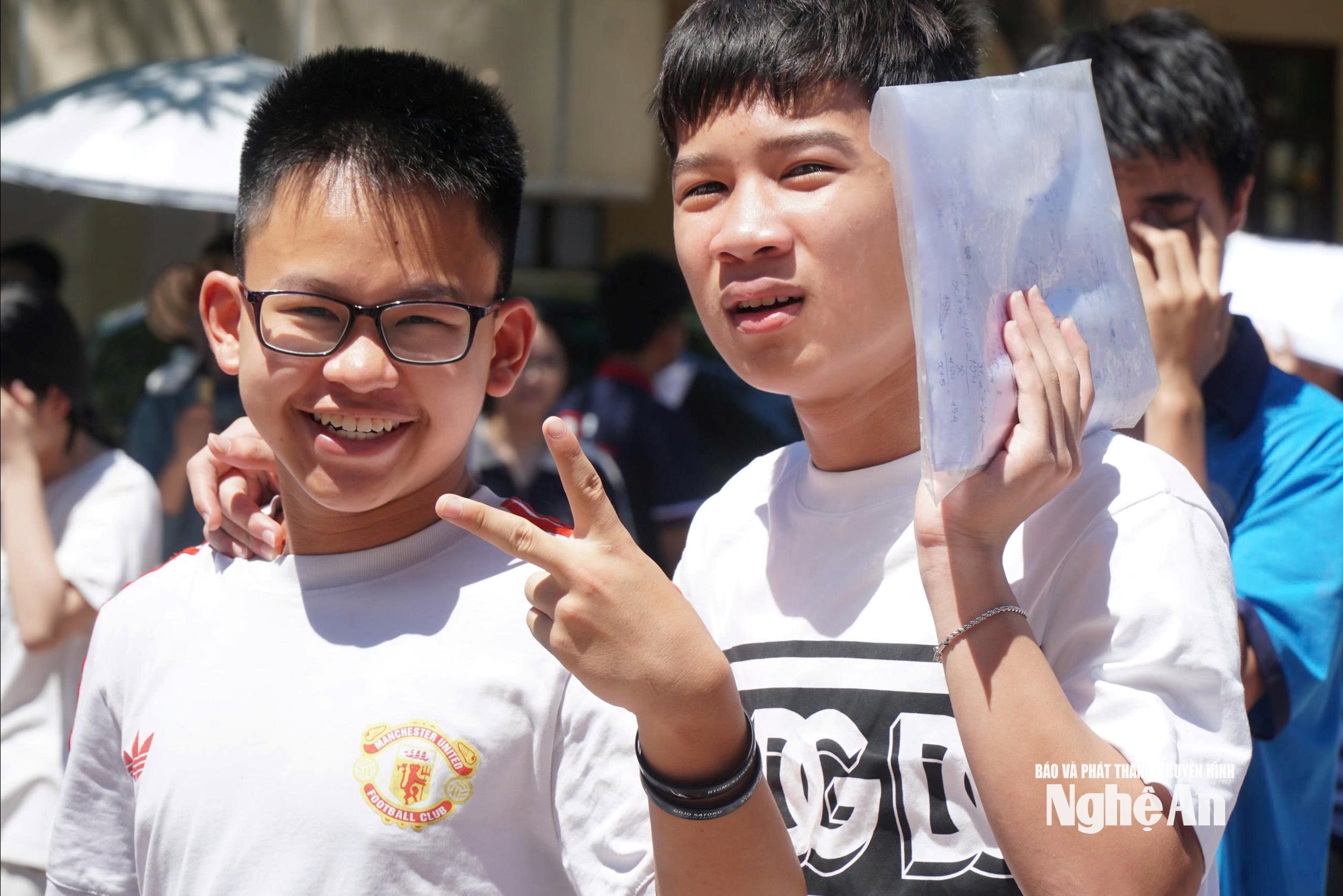 Niềm vui của các sỹ tử sau khi hoàn thành môn thi cuối. Ảnh - Mỹ Hà
