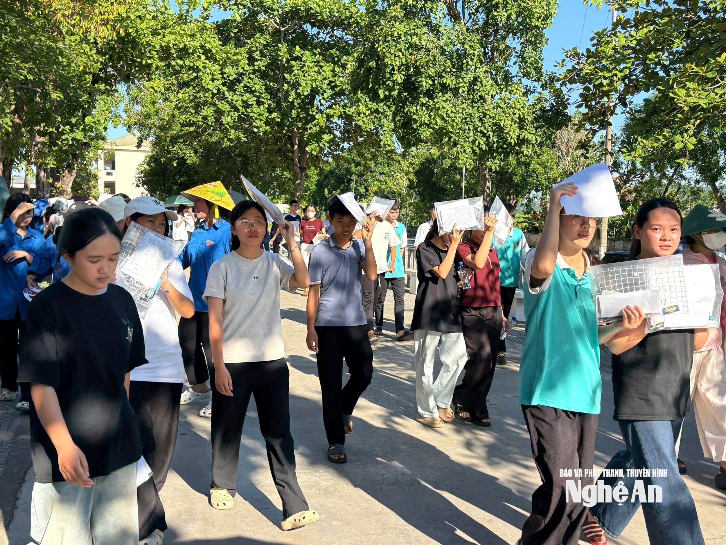 Thí sinh tại điểm thi Trường THPT Cờ Đỏ. Ảnh - Minh Thái