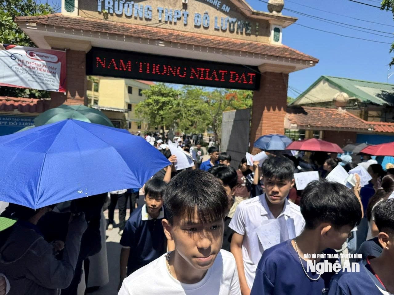 Thí sinh tại điểm thi Trường THPT Đô Lương 1.Ảnh - Ngọc Phương