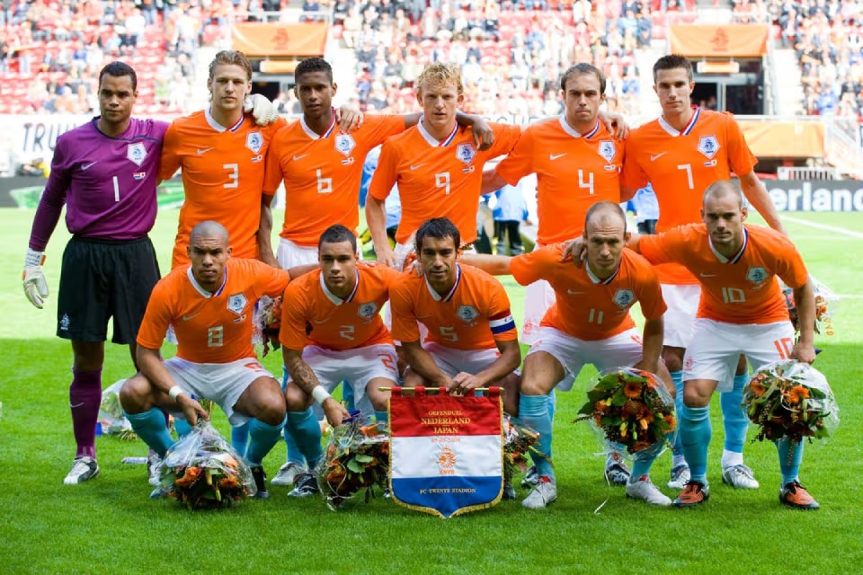 Hành trình dang dở của các thế hệ huyền thoại bóng đá Hà Lan từ Cruyff đến Robben.