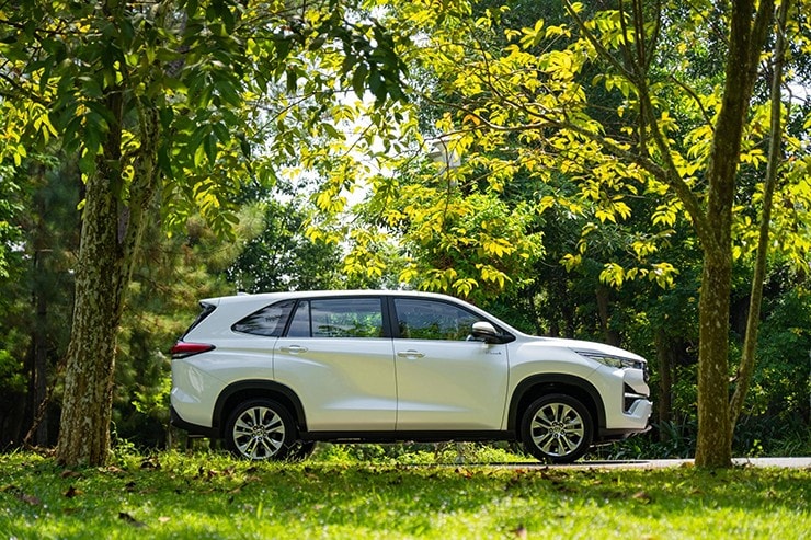 Đuôi xe thiết kế hình thang đặc trưng của các dòng SUV Toyota