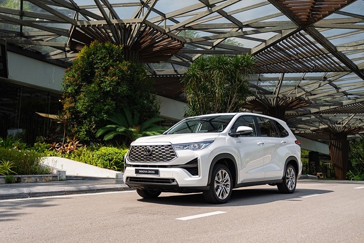 Cụm đèn pha LED sắc sảo trên Toyota Innova Cross