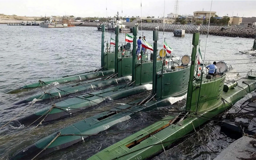 Tàu ngầm lớp Ghadir của Iran di chuyển trên biển