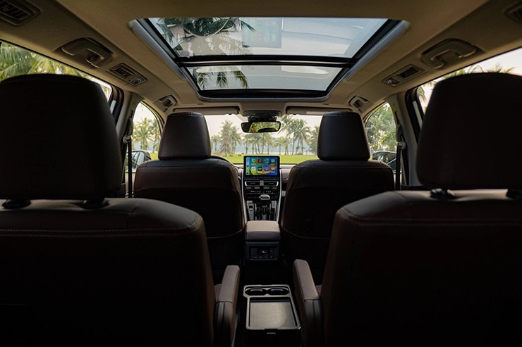 Hàng ghế thương gia trên phiên bản Hybrid của Innova Cross