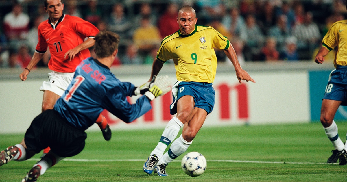 Nỗi buồn của các cầu thủ Hà Lan sau thất bại tại bán kết World Cup 1998.