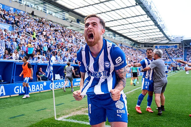 Toni Martinez là mẫu tiền đạo giàu sức mạnh và khả năng càn lướt