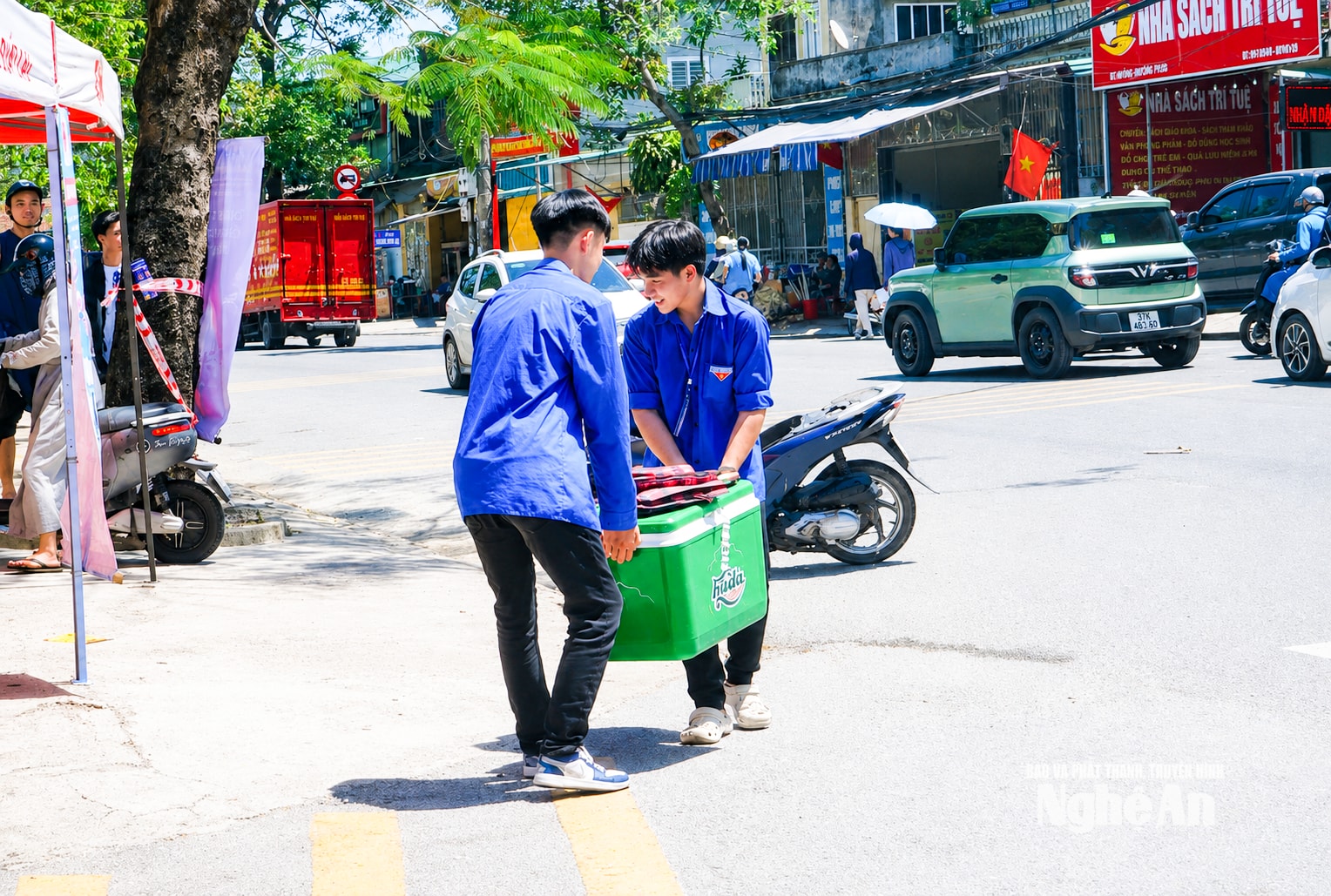 SInh viên tình nguyện dọn dep