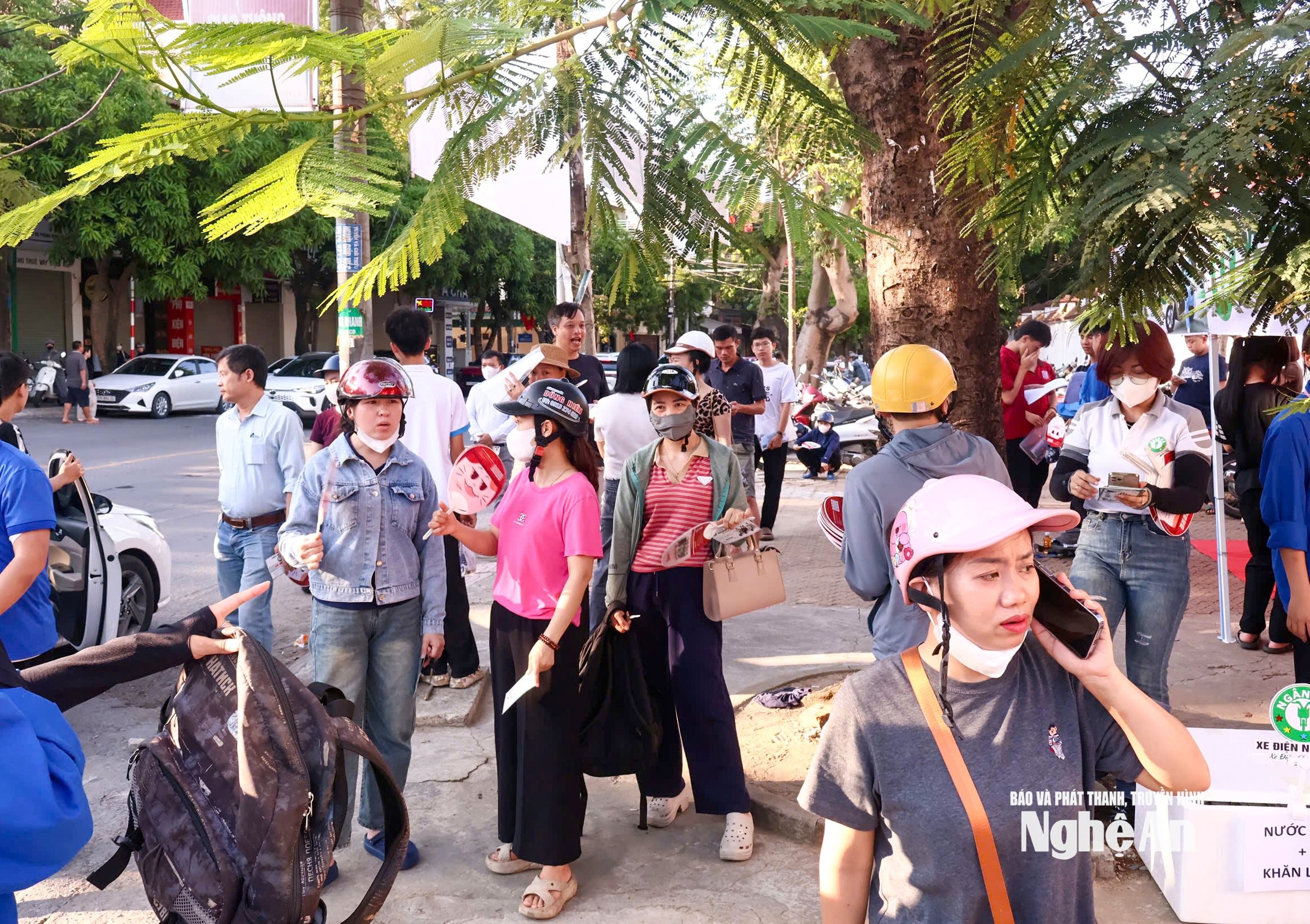 Thấp thỏm chờ con