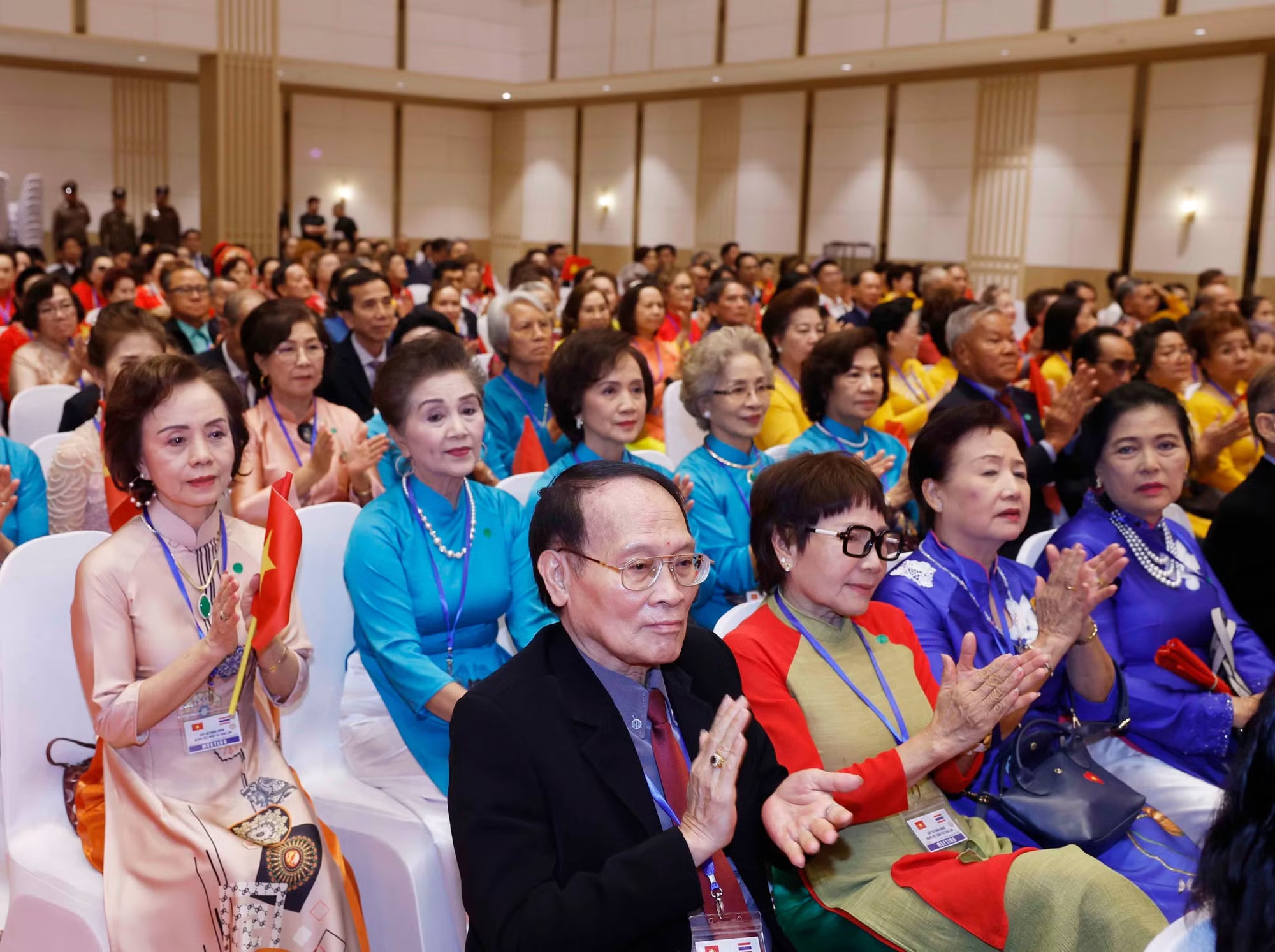 vna-potal-tong-bi-thu-chu-tich-nuoc-to-lam-gap-go-cong-dong-nguoi-viet-nam-tai-thai-lan-8787933.jpg