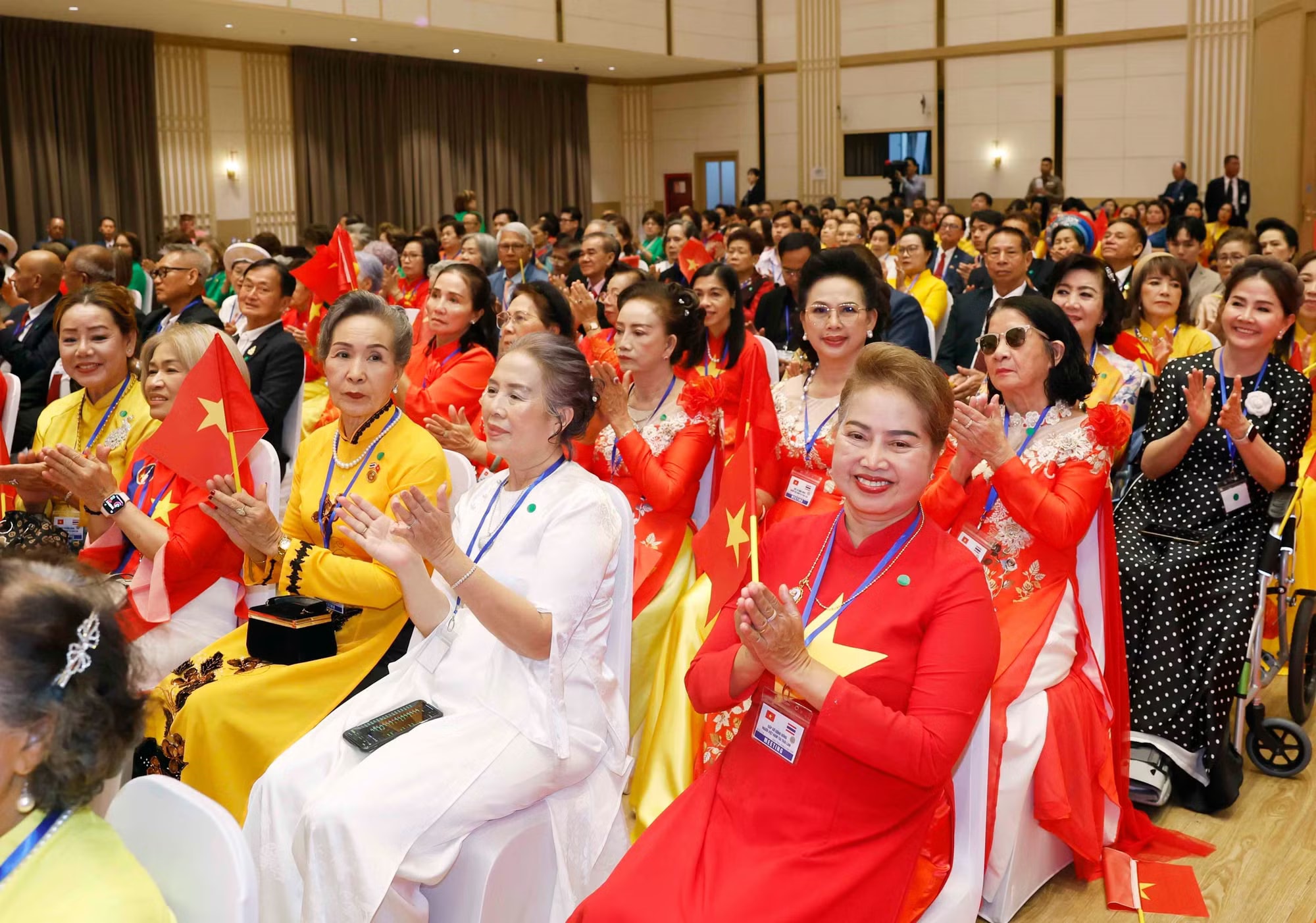 vna-potal-tong-bi-thu-chu-tich-nuoc-to-lam-gap-go-cong-dong-nguoi-viet-nam-tai-thai-lan-8787935.jpg