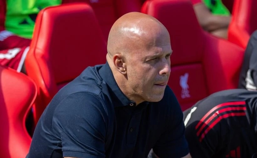 HLV Arne Slot đang đối mặt với áp lực cực lớn sau mùa giải bết bát tại Liverpool.