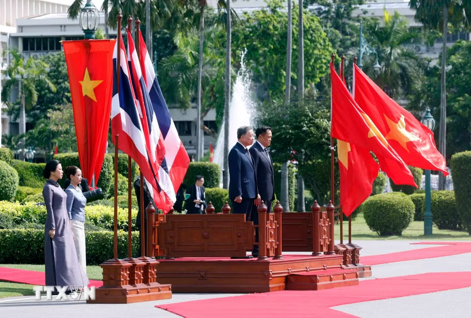 Lễ đón trọng thể Tổng Bí thư, Chủ tịch nước và Phu nhân thăm chính thức Vương quốc Thái Lan- Ảnh 3.