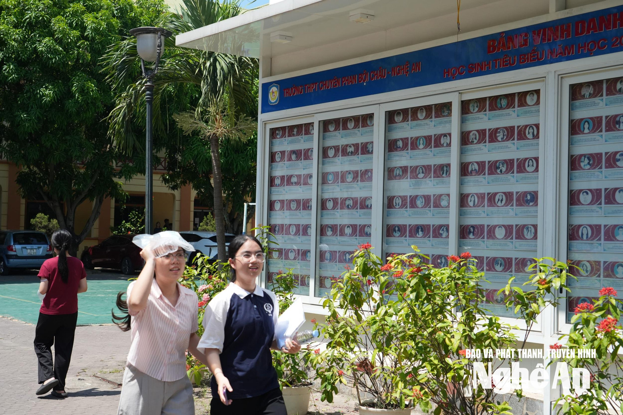 Với bảng vàng về thành tích, Trường THPT chuyên Phan Bội Châu là ngôi trường tạo mũi nhọn cho ngành giáo dục Nghệ An và của cả nước. Ảnh: Mỹ Hà