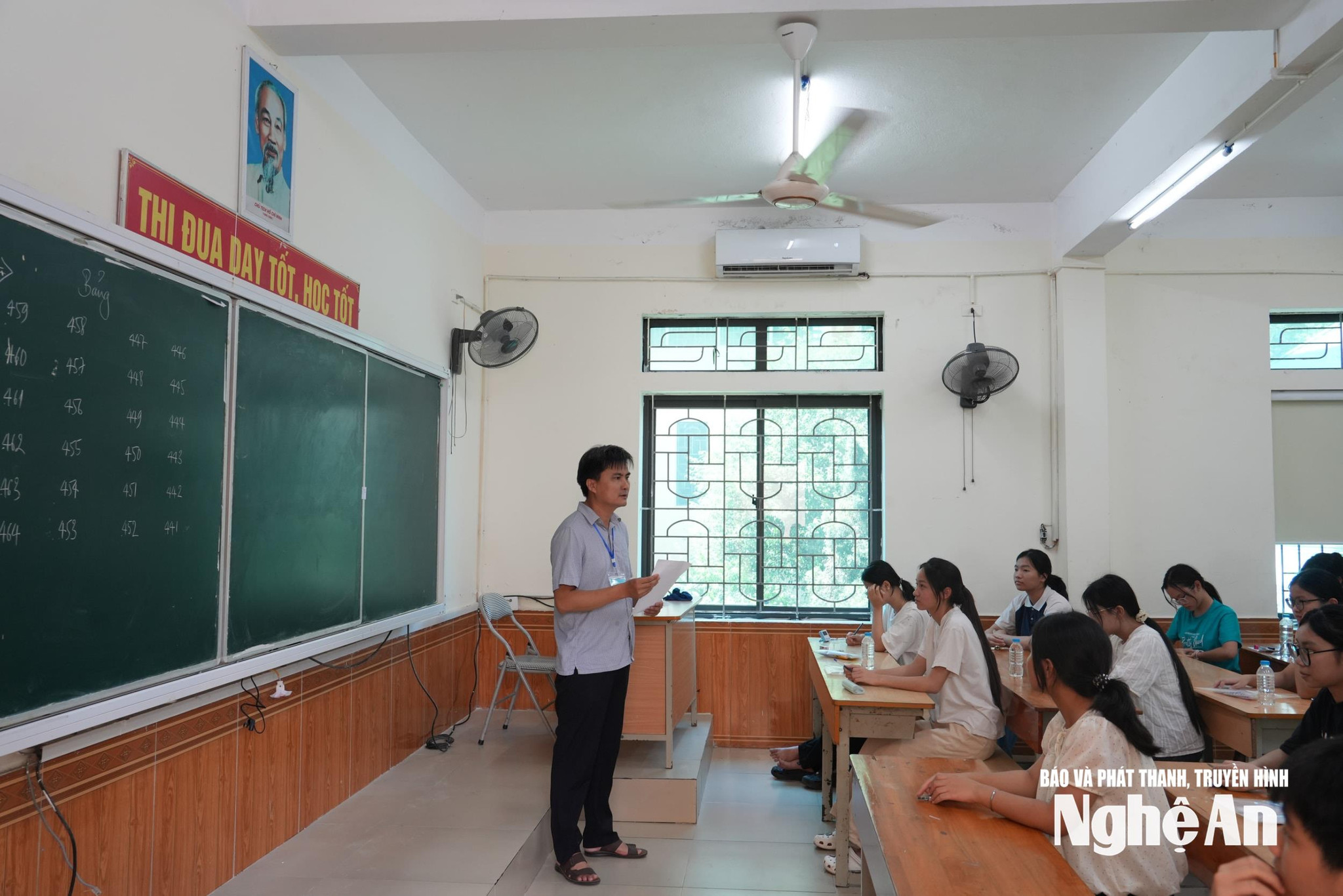 Học sinh nghe phổ biến quy chế thi. Năm nay, Sở không điều giáo viên Trường THPT chuyên Phan Bội Châu là giám thị dự thi vào trường. Ảnh: Mỹ Hà