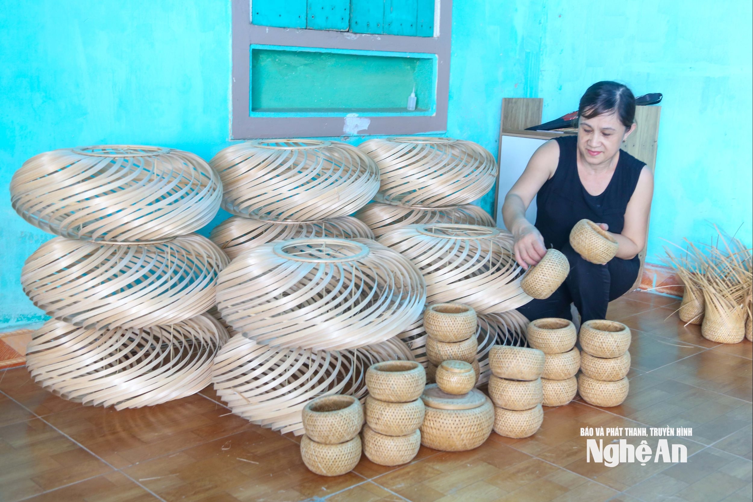 Các sản phẩm mây tre đan khá đa dạng, gồm đồ dùng gia đình và đồ trang trí nhà ở, quán cà phê như đèn lồng, giỏ đựng, đèn trang trí các loại. Ảnh: Đình Tuyên