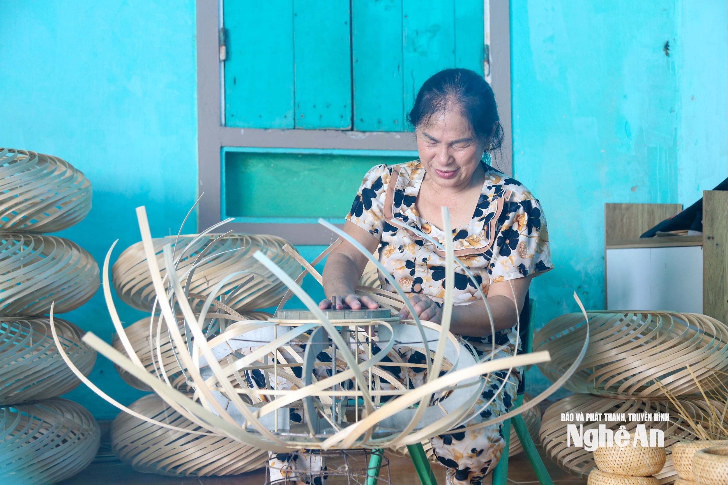Bà Nguyễn Thị Oanh, một trong những người tiên phong gìn giữ nghề mây tre đan truyền thống ở phường Vinh Lộc. Ảnh: Đình Tuyên