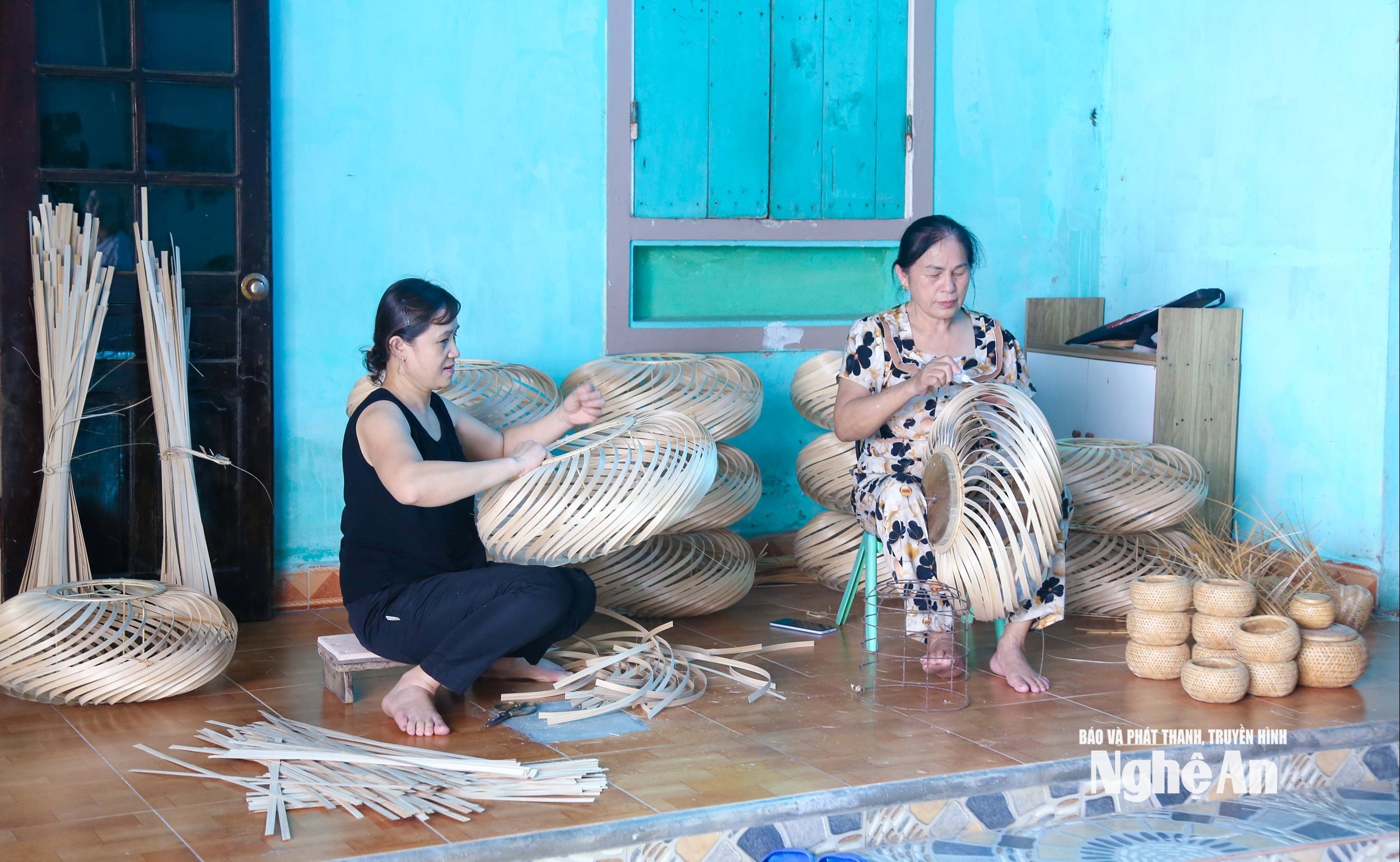 Người dân phường Vinh Lộc tranh thủ thời gian rảnh để duy trì nghề mây tre đan truyền thống. Ảnh: Đình Tuyên
