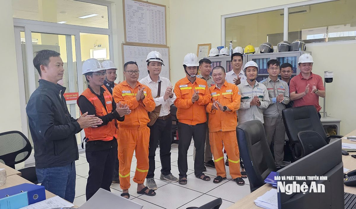 Các đơn vị liên quan chứng kiến thời khắc đóng điện dự án