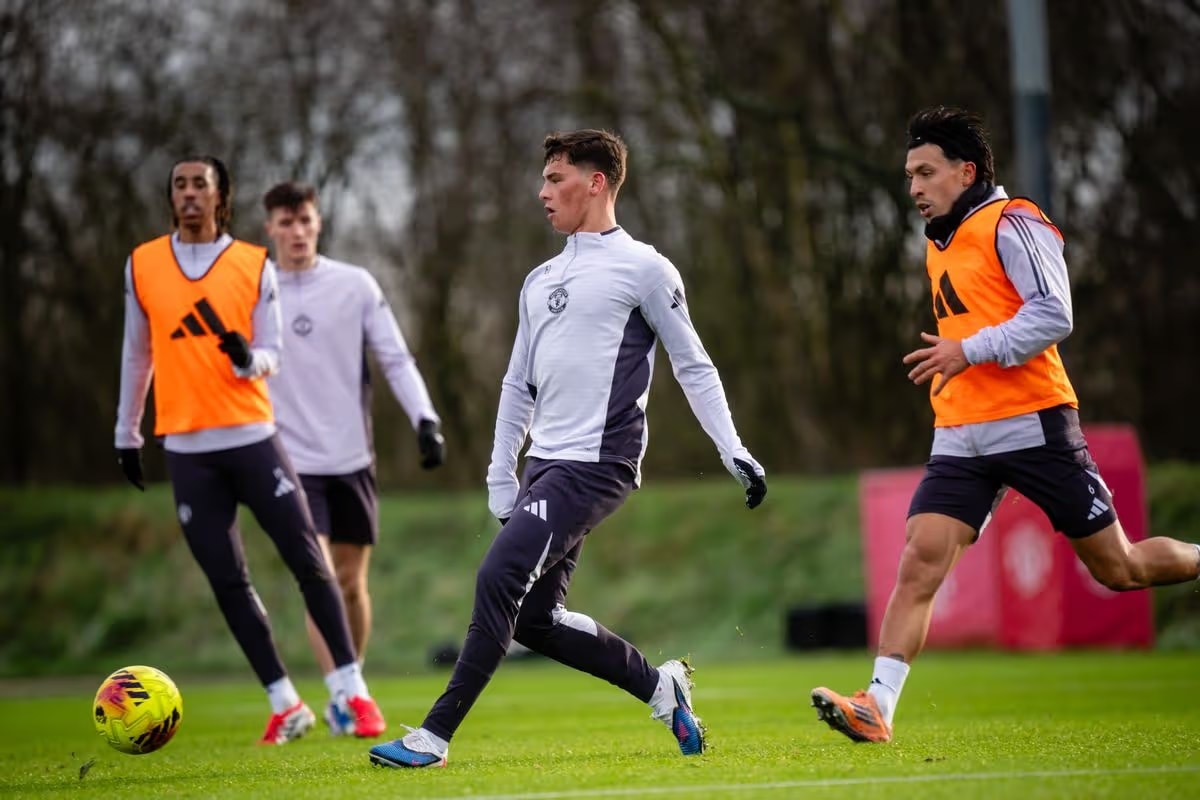 Shea Lacey tập luyện cùng đội một Manchester United tại Carrington