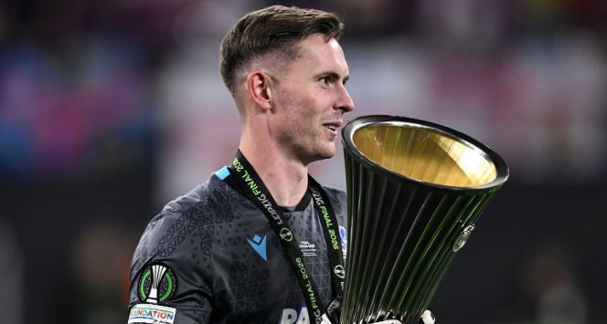 Dean Henderson ăn mừng chức vô địch Conference League cùng Crystal Palace