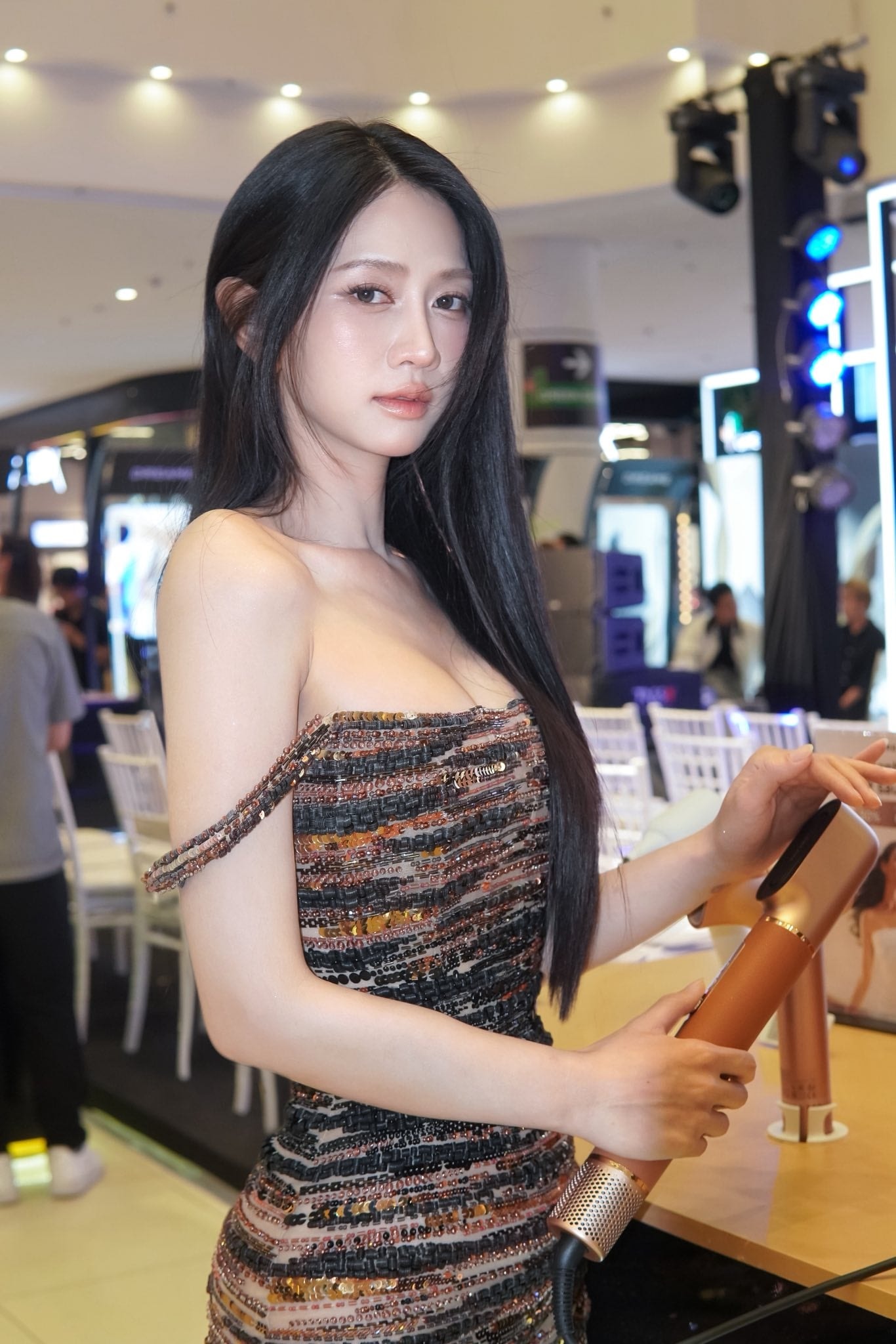 Lê Bống trong vai trò người dẫn chương trình truyền hình.