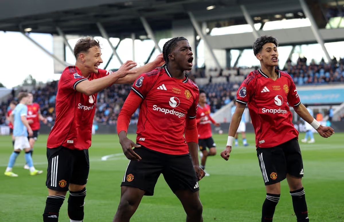 Godwill Kukonki ăn mừng bàn thắng quan trọng tại FA Youth Cup