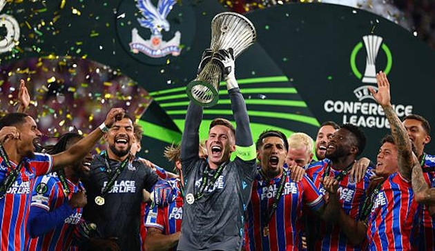 Crystal Palace ăn mừng chức vô địch Conference League sau khi đánh bại Rayo Vallecano.