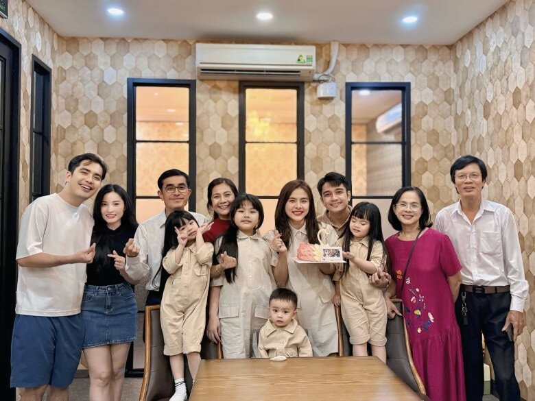 Vân Trang luôn có ông bà 2 bên phụ giúp việc kinh doanh, chăm con.