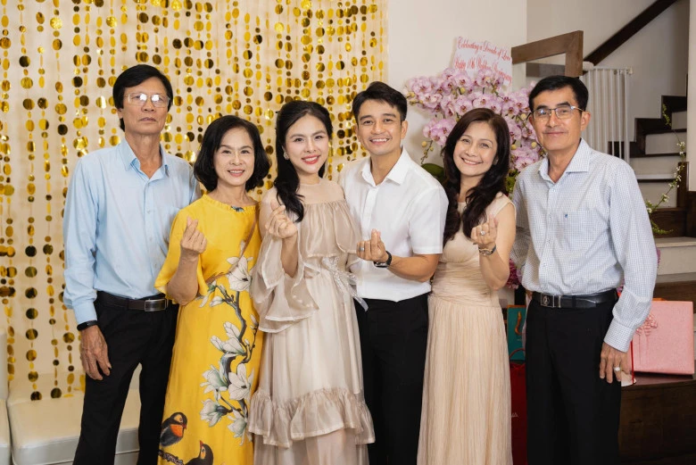 Vân Trang sống gần bố mẹ chồng và bố mẹ ruột, được ông bà 2 bên giúp đỡ.
