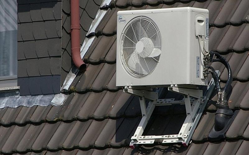 Cục nóng điều hòa bị tích nhiệt quá mức vào mùa hè khiến tiêu tốn nhiều điện năng.