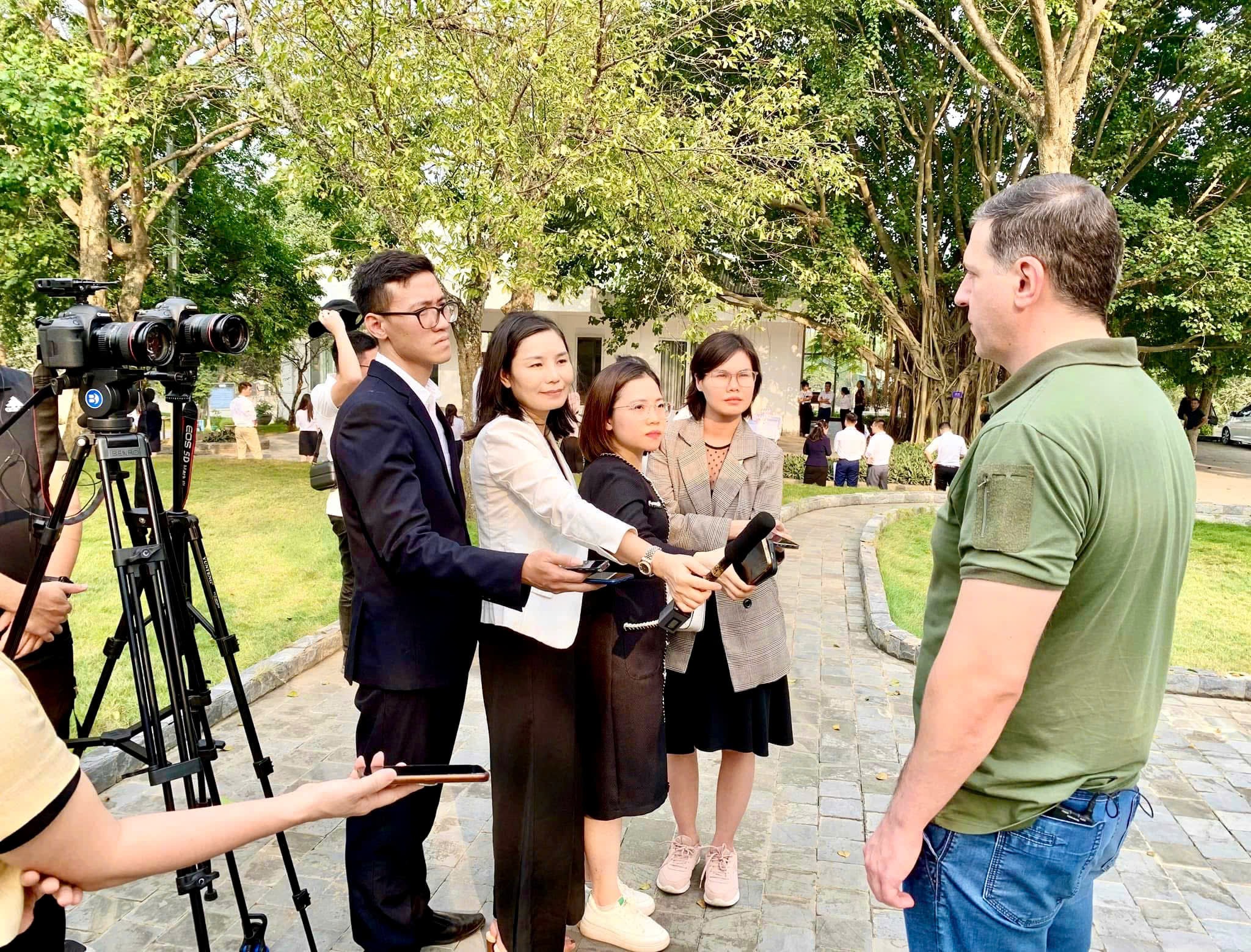 Phóng viên Báo và phát thanh, truyền hình Nghệ An phỏng vấn Bộ trưởng Bộ Nông nghiệp Vùng Kaluga trong chuyến thăm Cụm trang trại của Tập đoàn TH. Ảnh: P.V