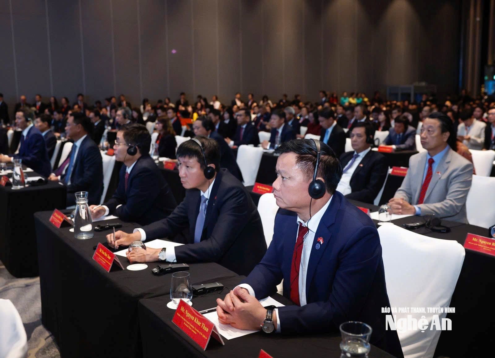 Đồng chí Nguyễn Khắc Thận - Ủy viên Trung ương Đảng, Bí thư Tỉnh uỷ, Trưởng đoàn ĐBQH tỉnh Nghệ An dự diễn đàn. Ảnh: Khánh Thục