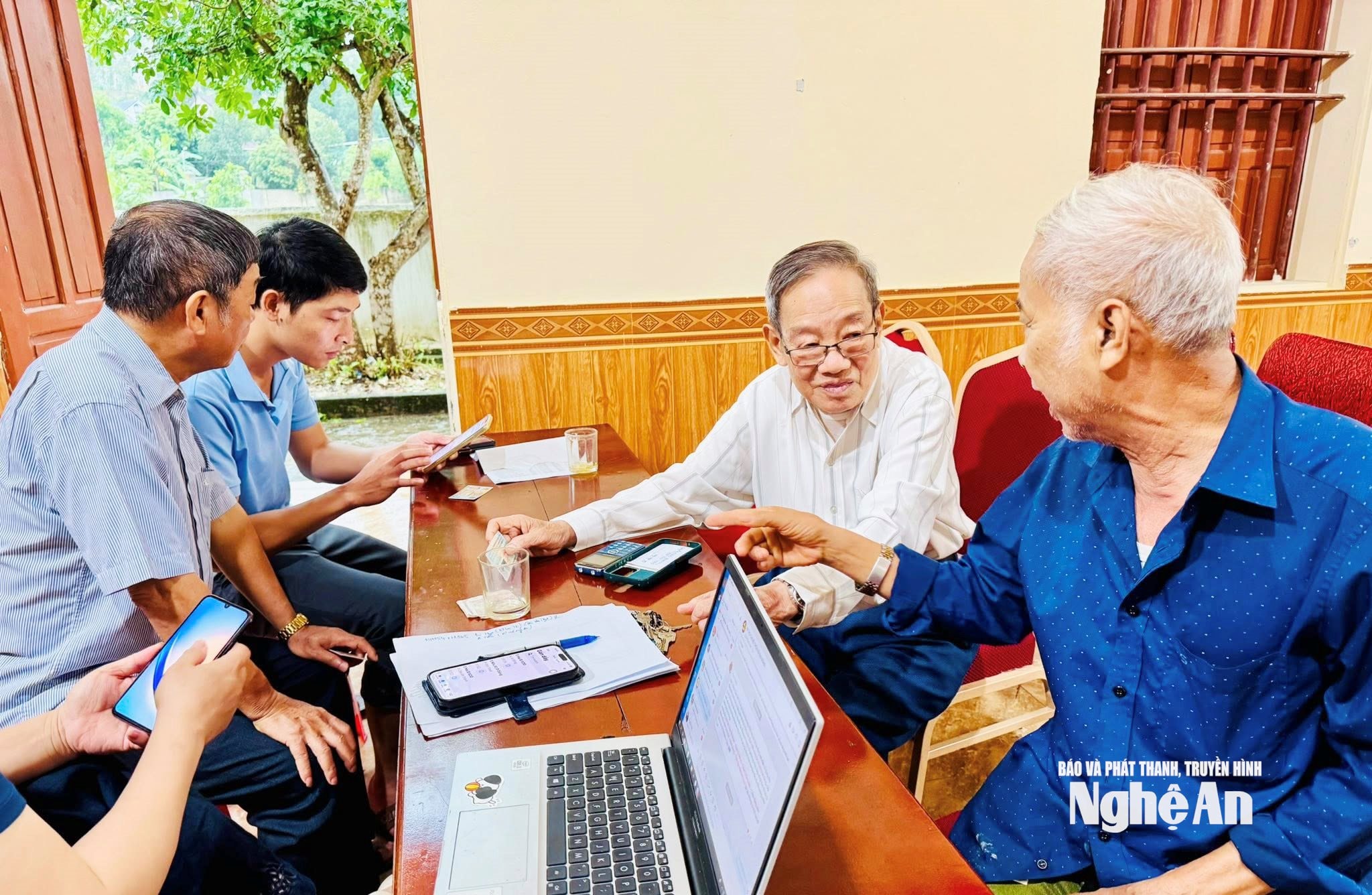 Cán bộ xã Đại Đồng hướng dẫn đảng viên cài đặt sổ tay điện tử. Ảnh TL