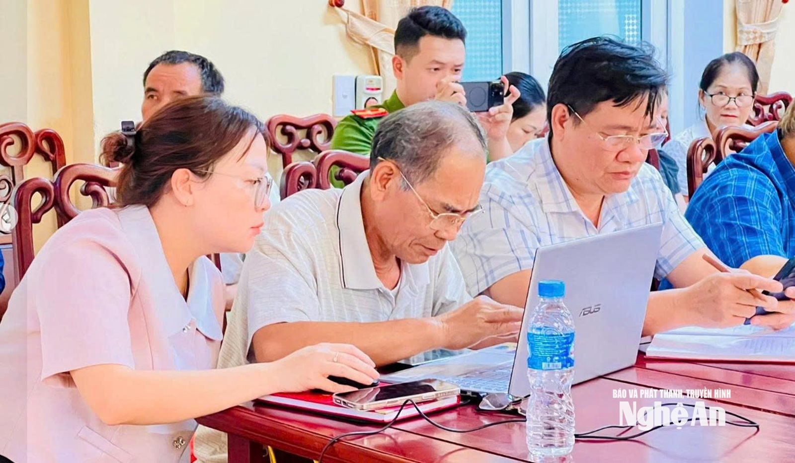 Chị Nguyễn Thị Tố Tâm hướng dẫn người dân thực hiện dịch vụ công. Ảnh: Thành Cường