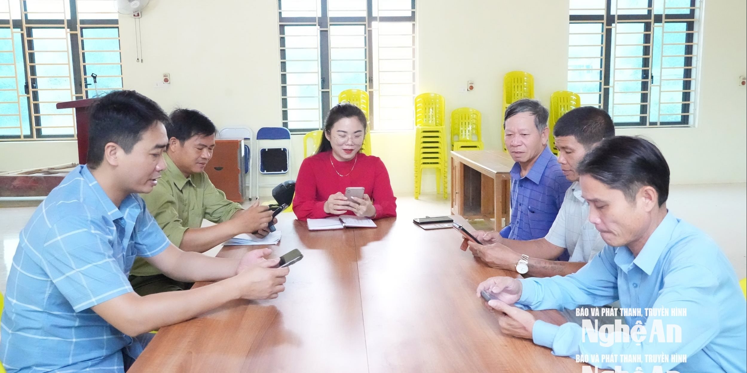 Chi uỷ Mai Thái trao đổi với cán bộ ban Xây dựng Đảng xã Nghĩa Mai về việc triển khai nội dung về thu đảng phí trên nền tảng số. Ảnh TP