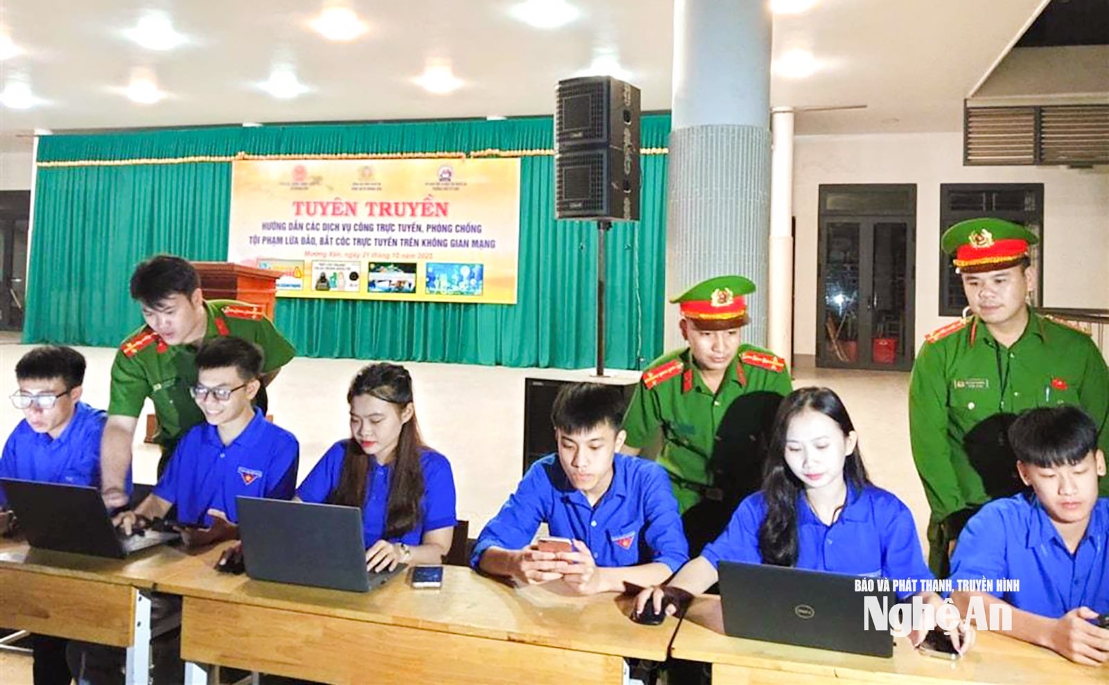 Công an xã, Trung tâm Phục vụ hành chính công xã Mường Xén và Đoàn Trường THPT Kỳ Sơn tổ chức Hội nghị tuyên truyền toàn dân về chuyển đổi số. Ảnh CSCC