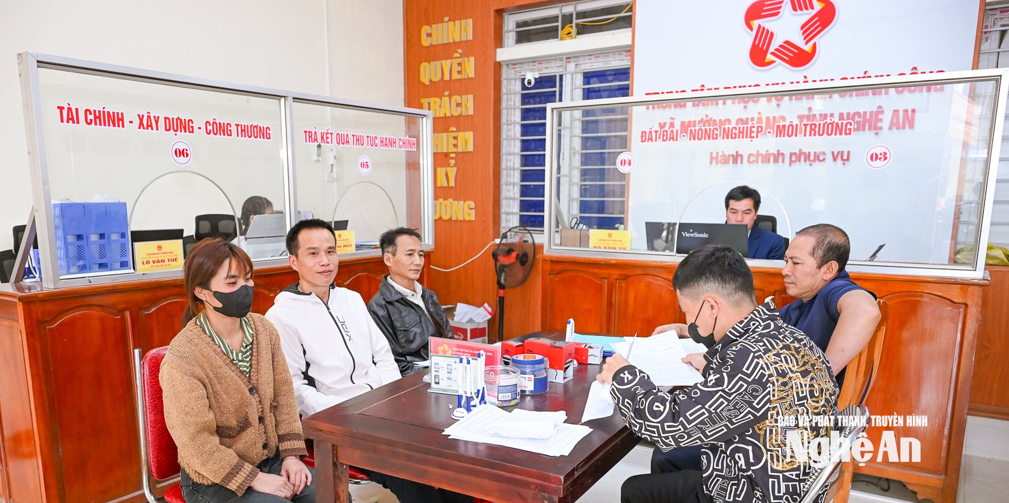 Người dân chờ làm thủ tục tại Trung tâm Phục vụ hành chính công xã Mường Quàng. Ảnh Thành Cường