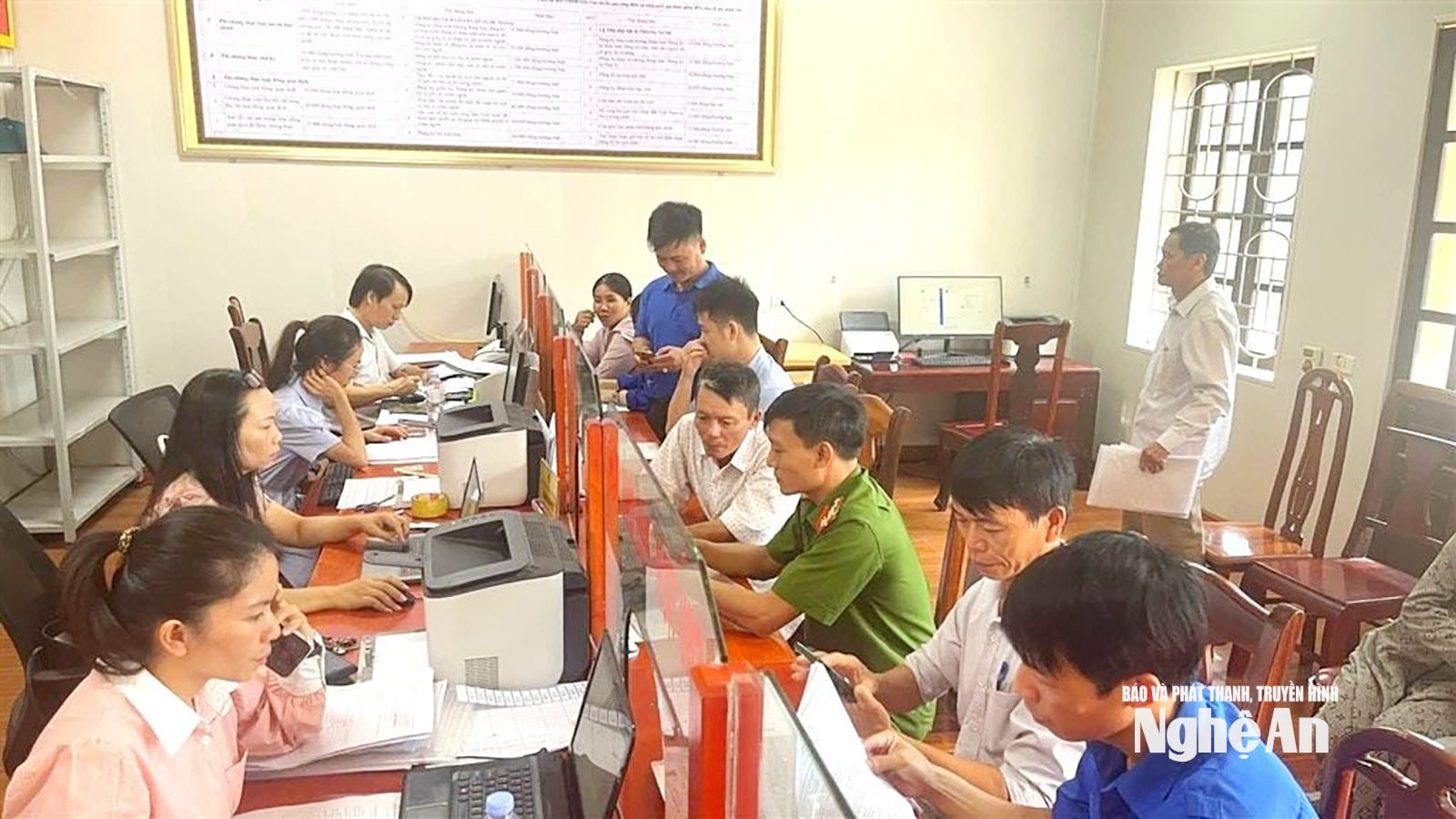 Người dân đến giao dịch tại Trung tâm phục vụ hành chính công xã Đông Lộc. Ảnh CSCC