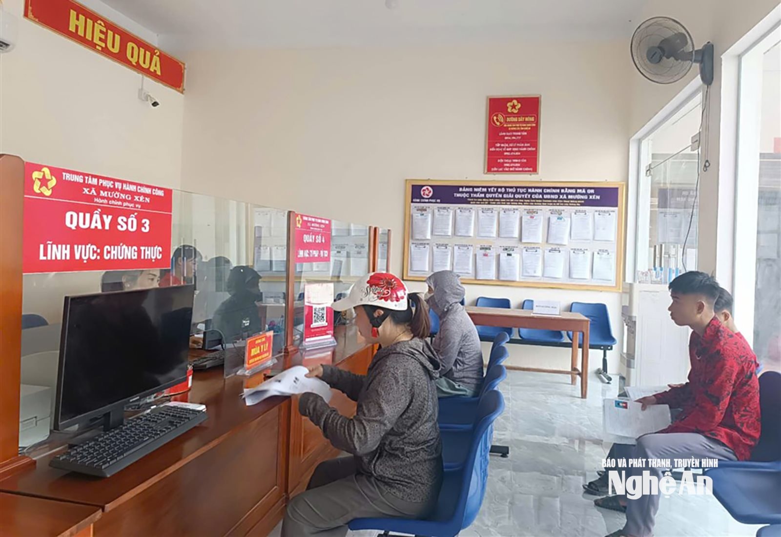 Người dân đến giao dịch tại Trung tâm Phục vụ hành chính công xã Mường Xén. Ảnh CSCC