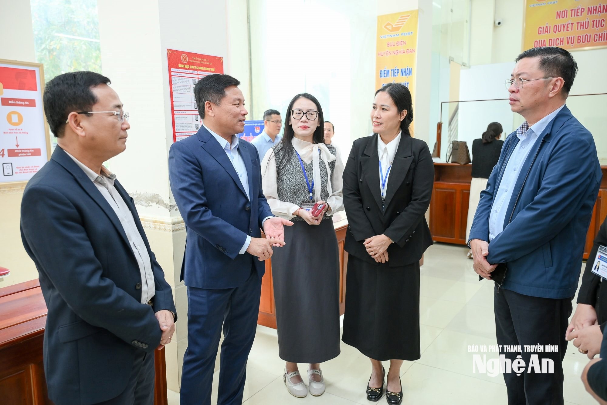 Phó Chủ tịch UBND tỉnh Hoàng Phú Hiền kiểm tra trung tâm phục vụ hành chính công xã Nghĩa Đàn.