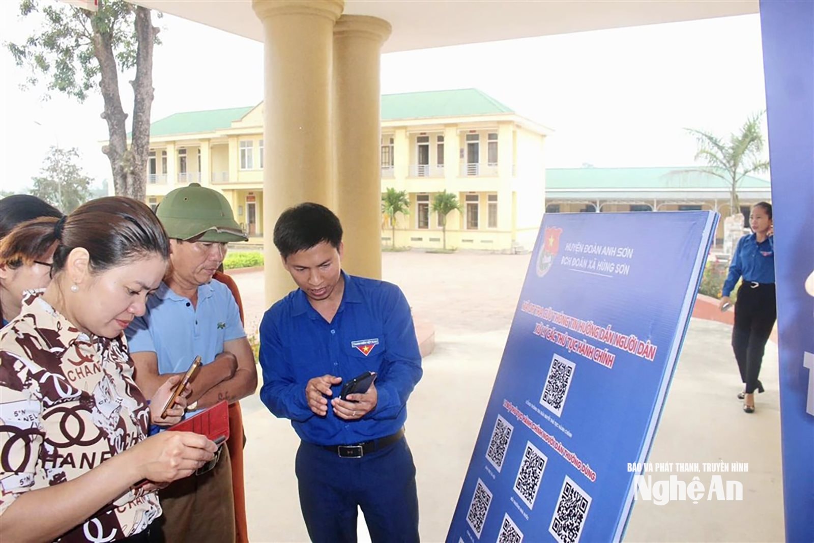 Tuổi trẻ Anh Sơn hướng dẫn người dân thao tác trên môi trường số. Ảnh CSCC